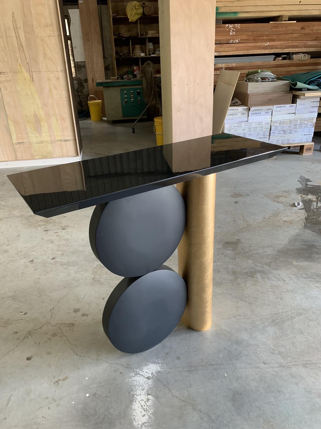 E-0135特殊造型桌腳置物檯